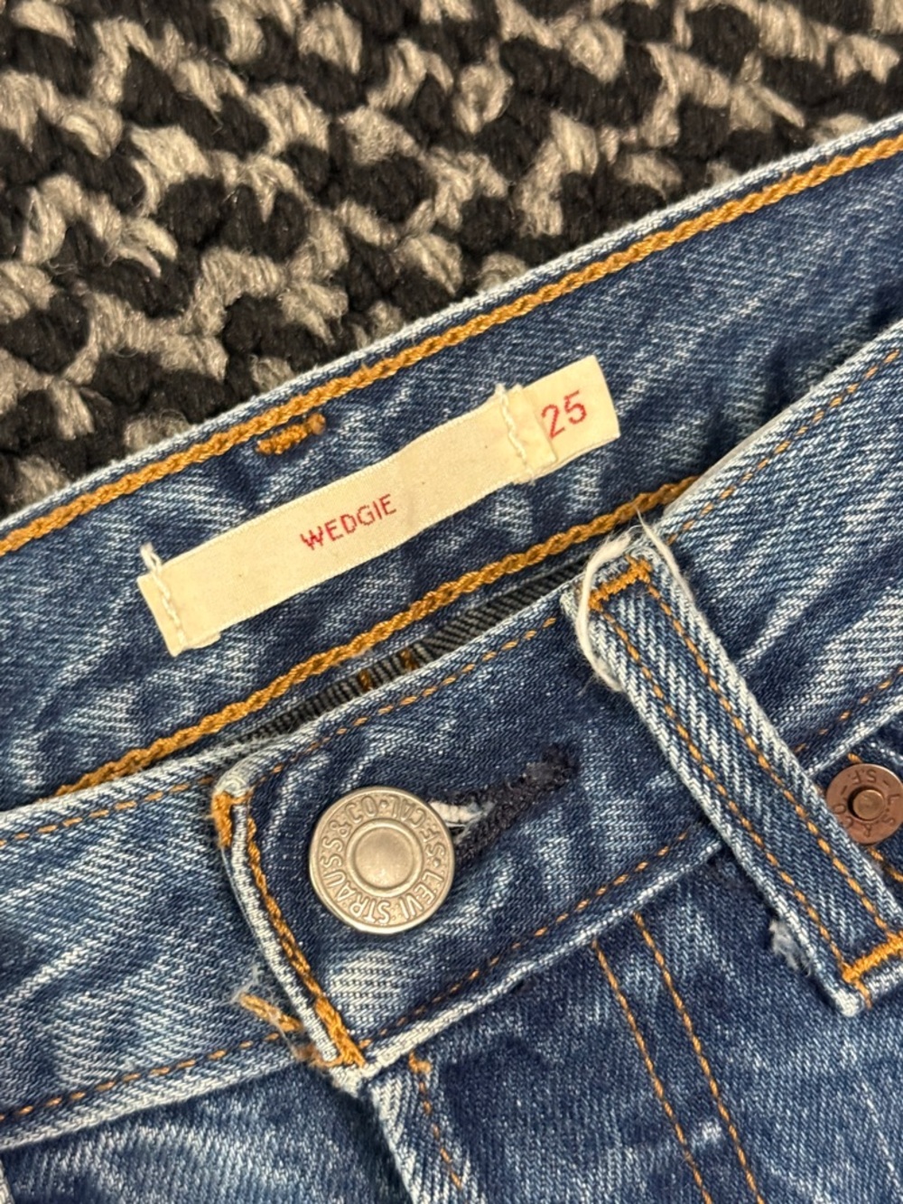 Levi’s Wedgie Straight Jeans Woman’s Sz 25 BIG E Distressed Casual Classic Denim - Picture 3 of 9